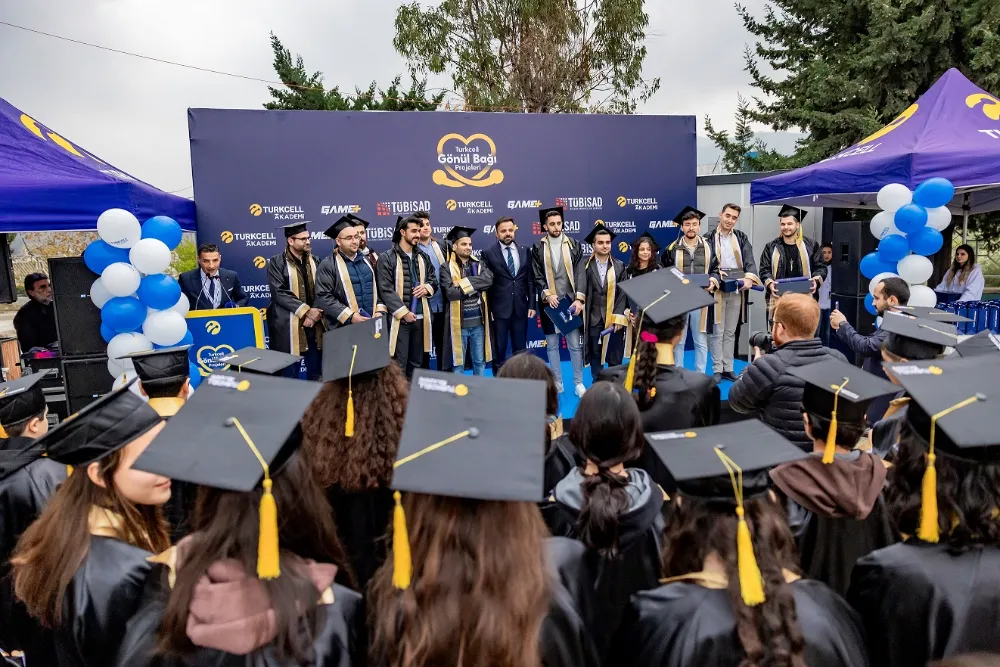 Turkcell’in depremzedeler için başlattığı eğitimlerde ilk dönem tamamlandı “Gönül Bağı” ilk mezunlarını verdi