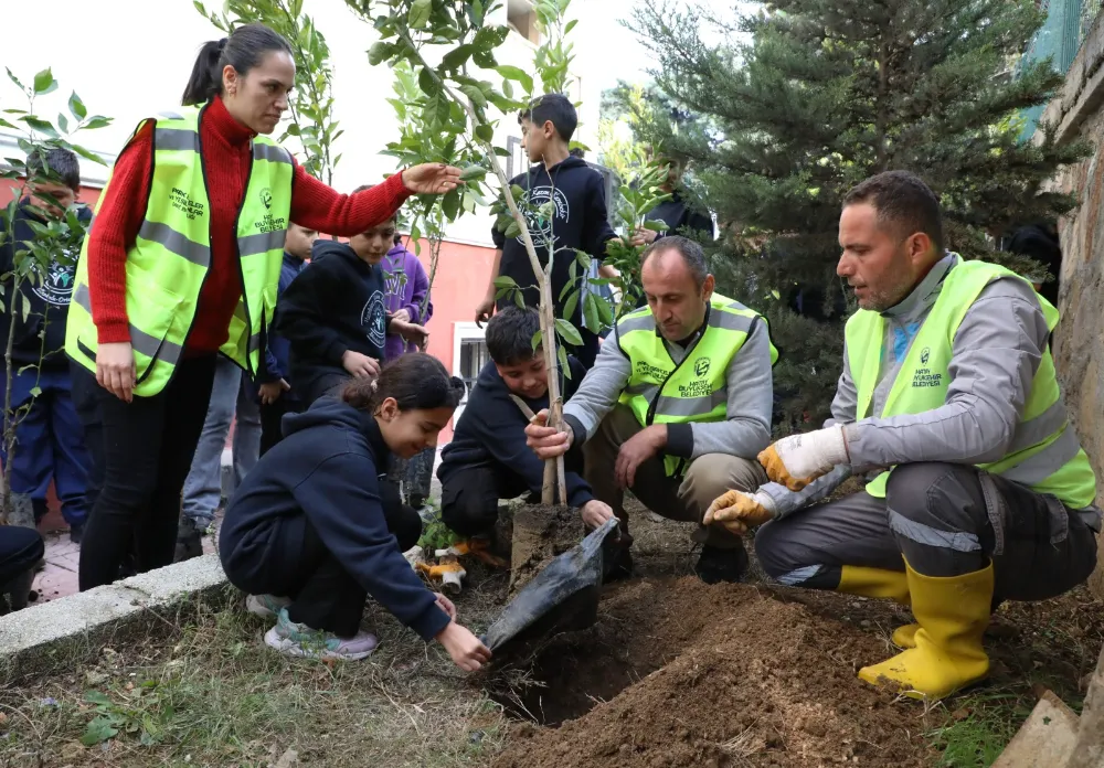 MİNİK ELLERLE AĞAÇ DİKTİLER