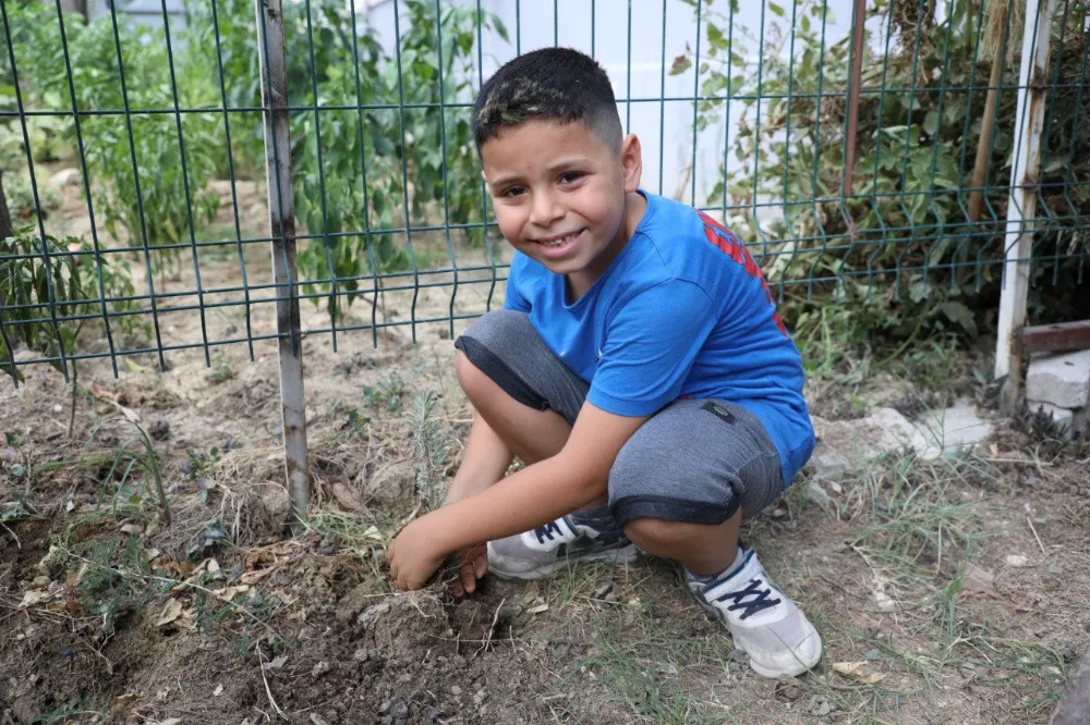 ÇOCUKLAR FİDANLARI TOPRAKLA BULUŞTURDU