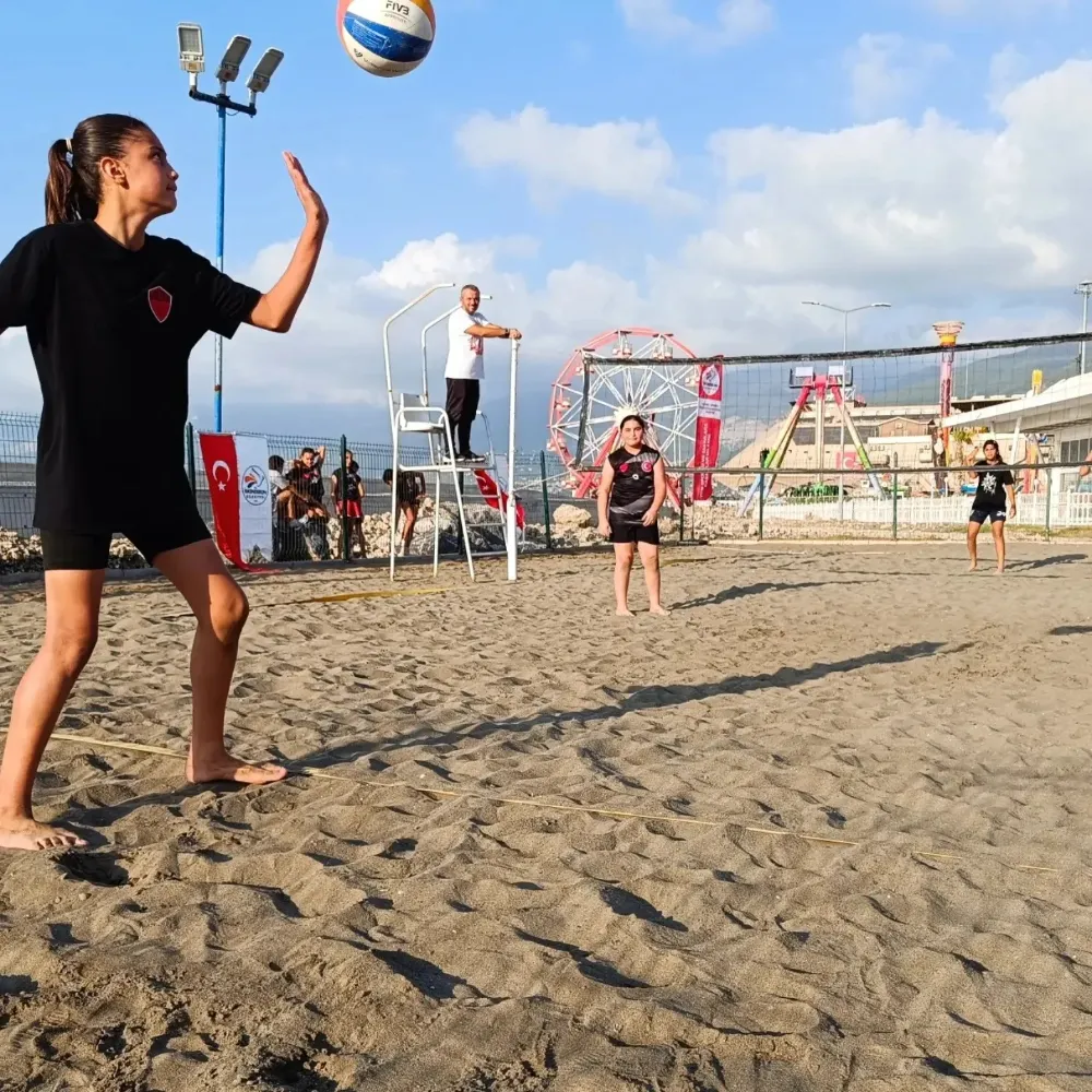 İSKENDERUN BELEDİYESİ 30 AĞUSTOS PLAJ VOLEYBOLU TURNUVASI BAŞLADI