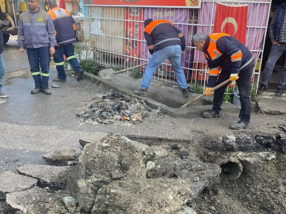 DÖRTYOL’DA YAĞMUR SUYU KANALLARINDA TEMİZLİK ÇALIŞMASI