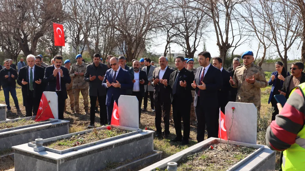 DÖRTYOL’DA DEPREM ŞEHİTLERİ KABİRLERİNDE ZİYARET EDİLDİ