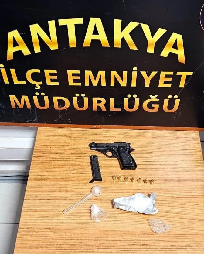 ANTAKYA NARLICA’DA DURDURULAN ARAÇTA RUHSATSIZ TABANCA İLE UYUŞTURUCU YAKALANDI