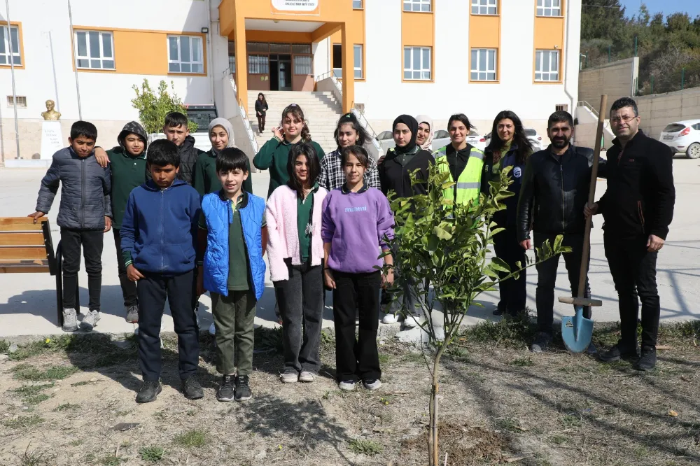 ÇOCUKLAR, HBB’NİN FİDANLARIYLA FİDANLARINI TOPRAKLA BULUŞTURUYOR 