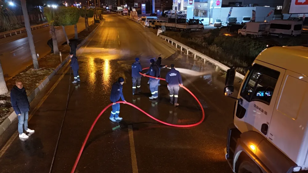TEMİZLİK ÇALIŞMALARI GECE VE GÜNDÜZ SÜRÜYOR