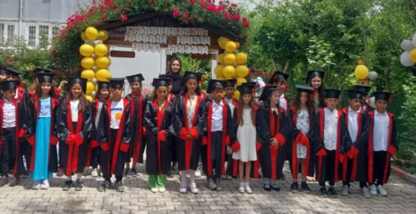 YEŞİLKÖY ZİYA GÖKALP İLKOKULU’NDAN COŞKULU OKUMA BAYRAMI VE MEZUNİYET TÖRENİ