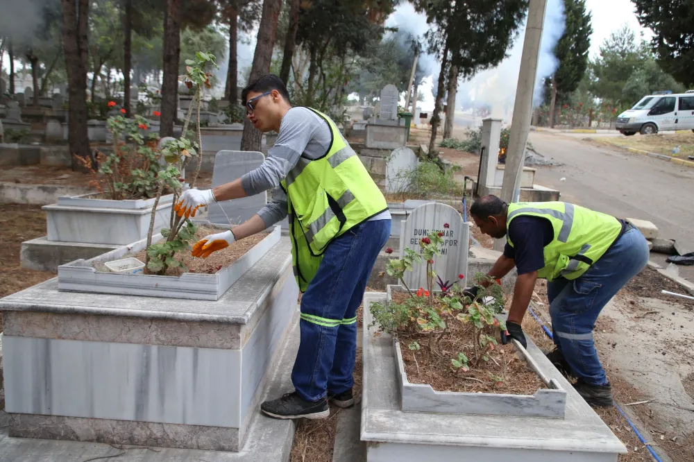 MEZARLIKLARDA BAYRAM HAZIRLIĞI BAŞLADI