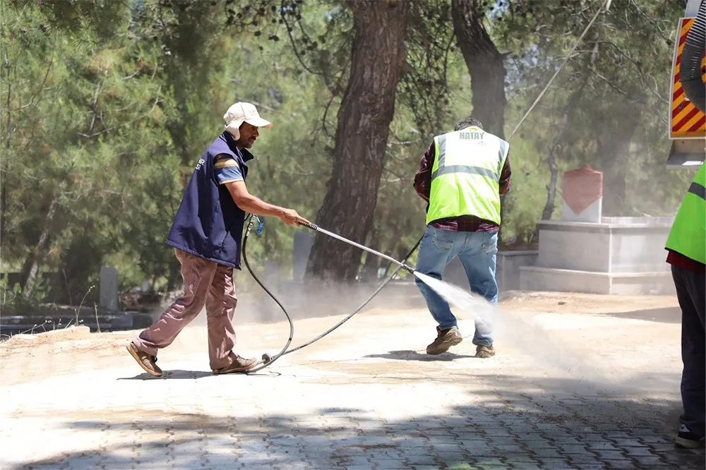 HBB’DEN MEZARLIK TEMİZLİĞİ