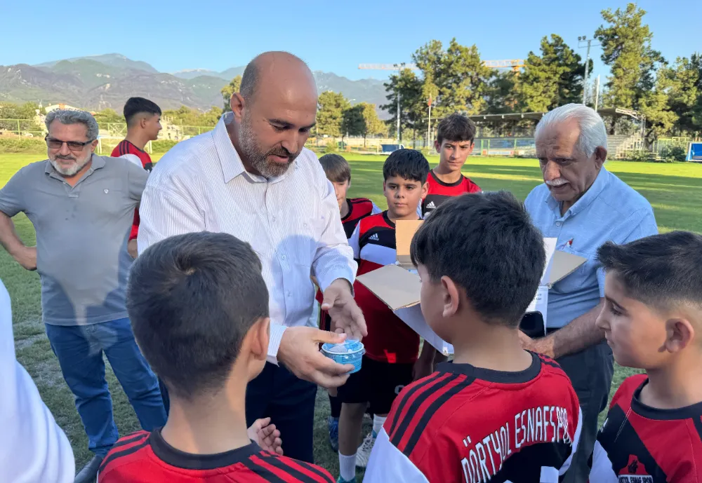 SAADET PARTİSİ İLÇE BAŞKANINDAN U12 FUTBOLCULARINA DONDURMA SÜRPRİZİ