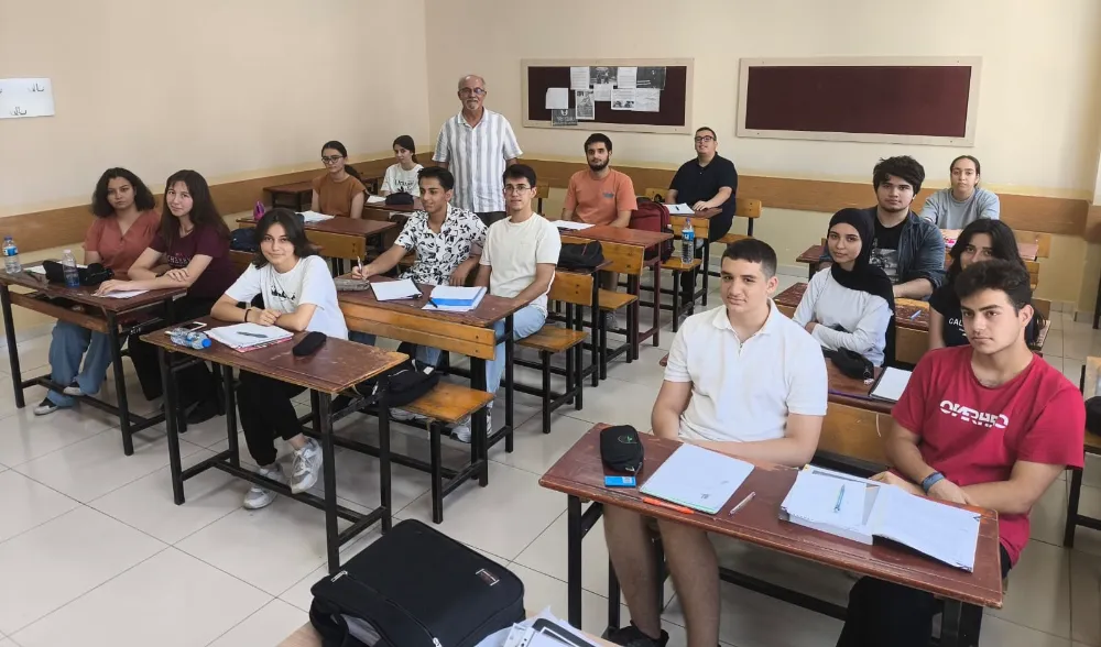 SÜLEYMAN DEMİREL ANADOLU LİSESİ AÇTIĞI YAZ KURSLARI İLE ÖĞRENCİLERİMİZİ GELECEĞE HAZIRLIYOR