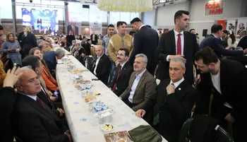 VATANDAŞLARDAN BAŞKAN ÖNTÜRK’E İFTAR SONRASI DOĞUM GÜNÜ SÜRPRİZİ